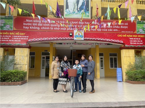 Nhà hảo tâm Nguyễn Thị Tuyết - Doanh nhân công ty Việt Hàn tặng xe cho học sinh có hoàn cảnh khó khăn.